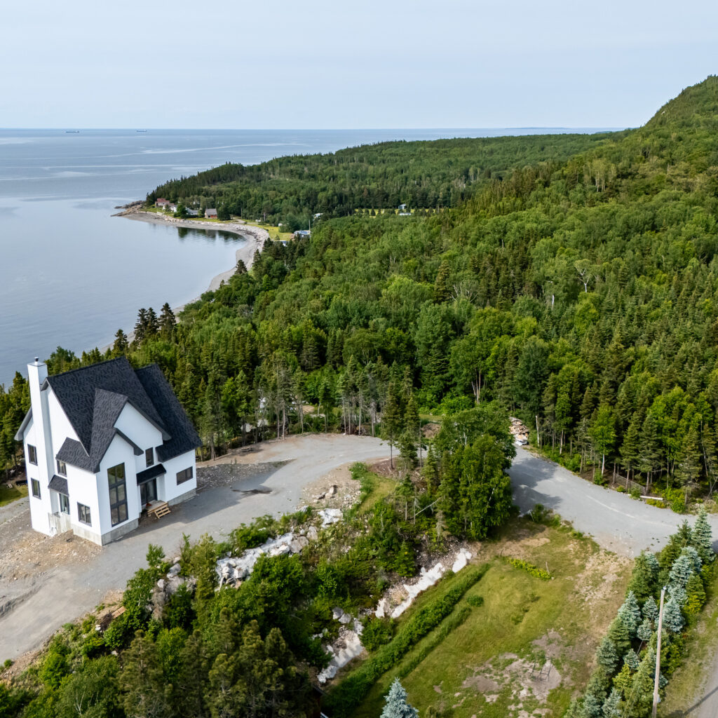 R&eacute;sidence unifamiliale sur mesure &agrave; flanc de montagne