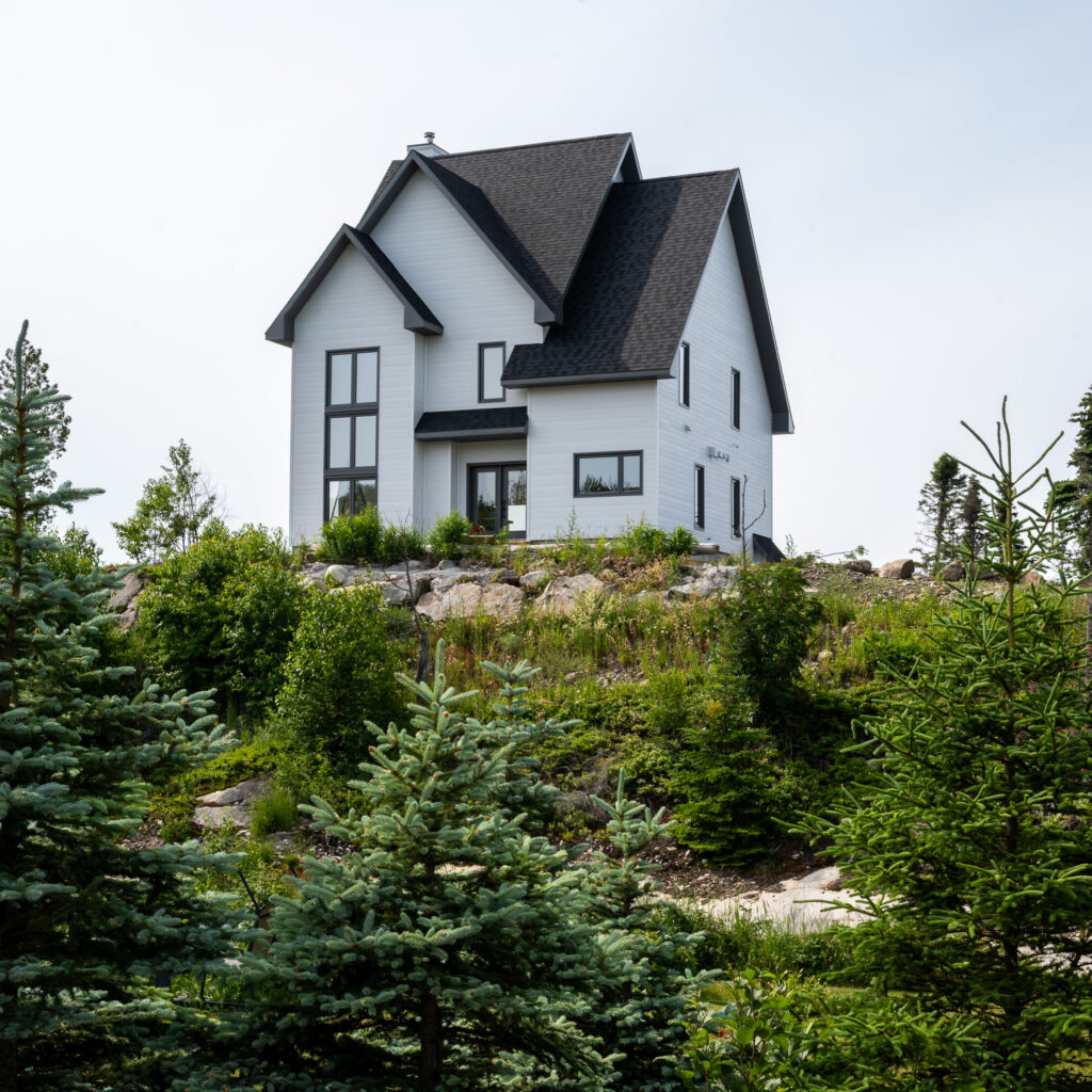 R&eacute;sidence unifamiliale sur mesure &agrave; flanc de montagne