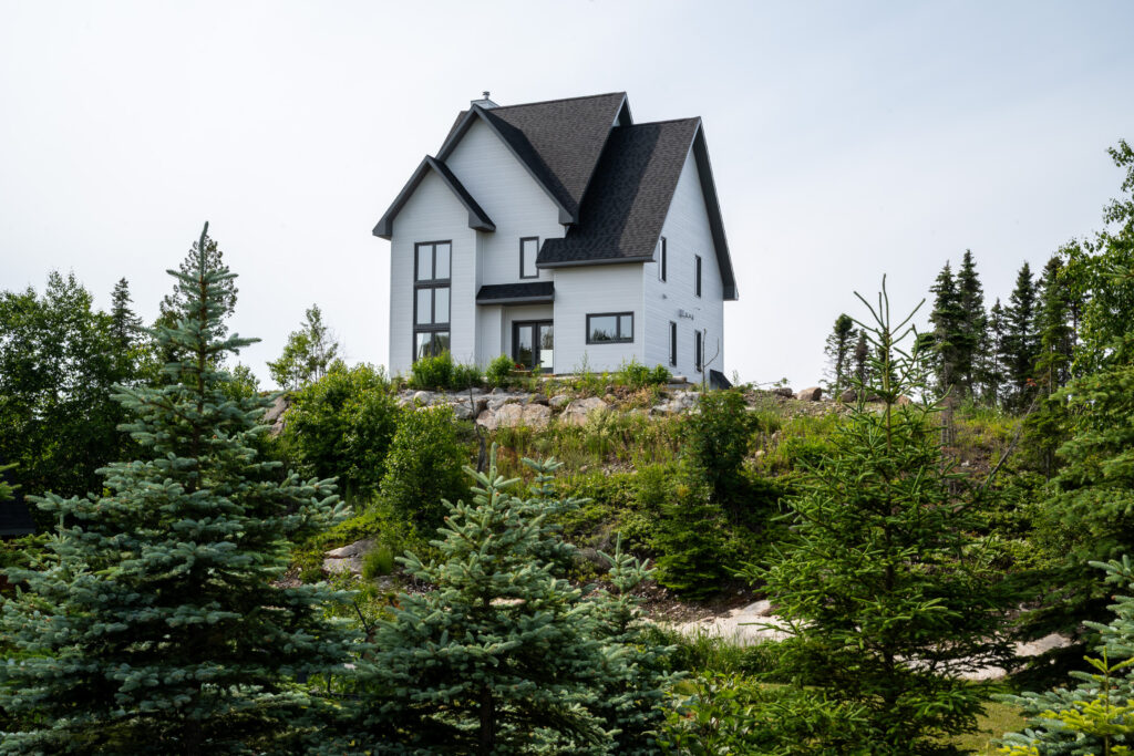 R&eacute;sidence unifamiliale sur mesure &agrave; flanc de montagne