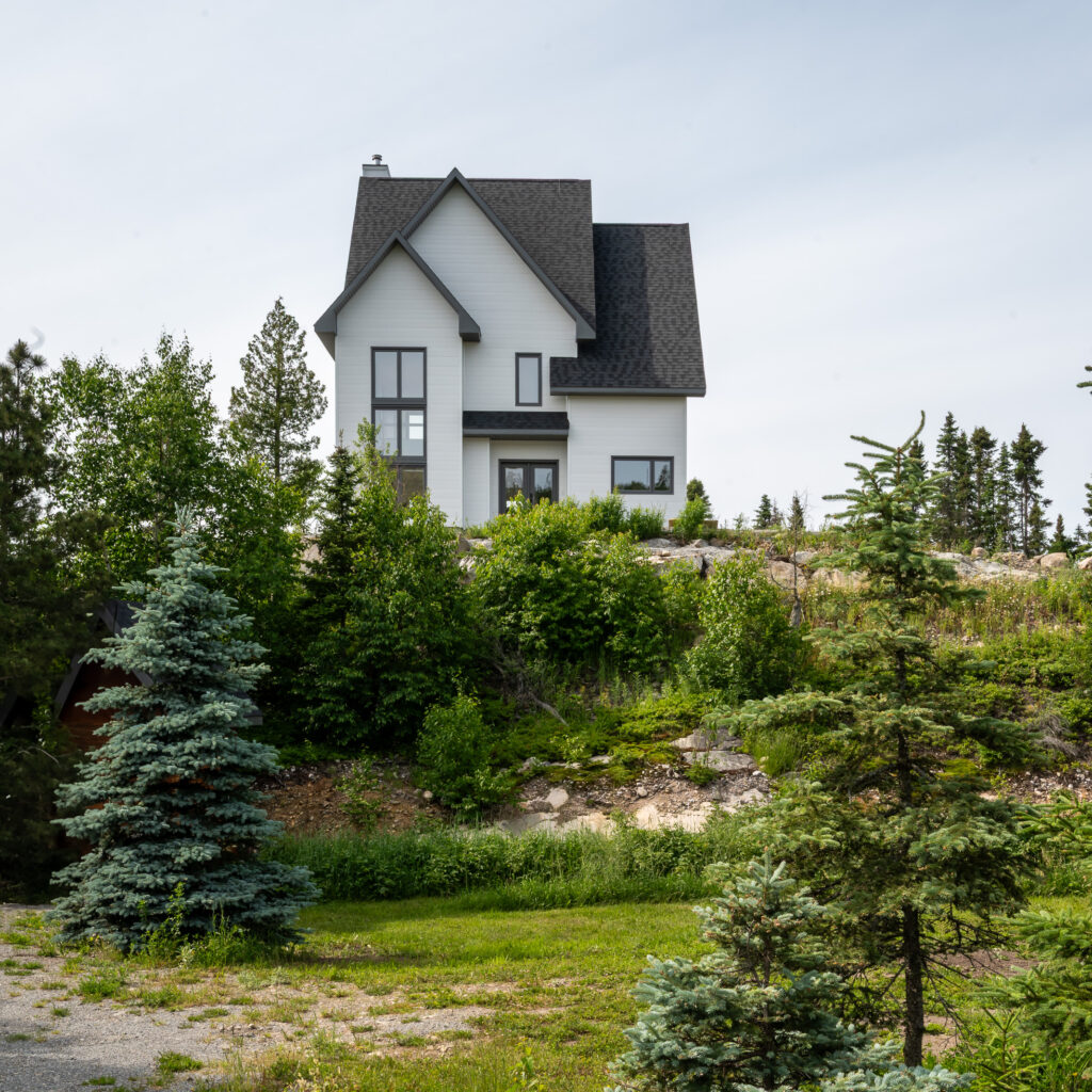 R&eacute;sidence unifamiliale sur mesure &agrave; flanc de montagne