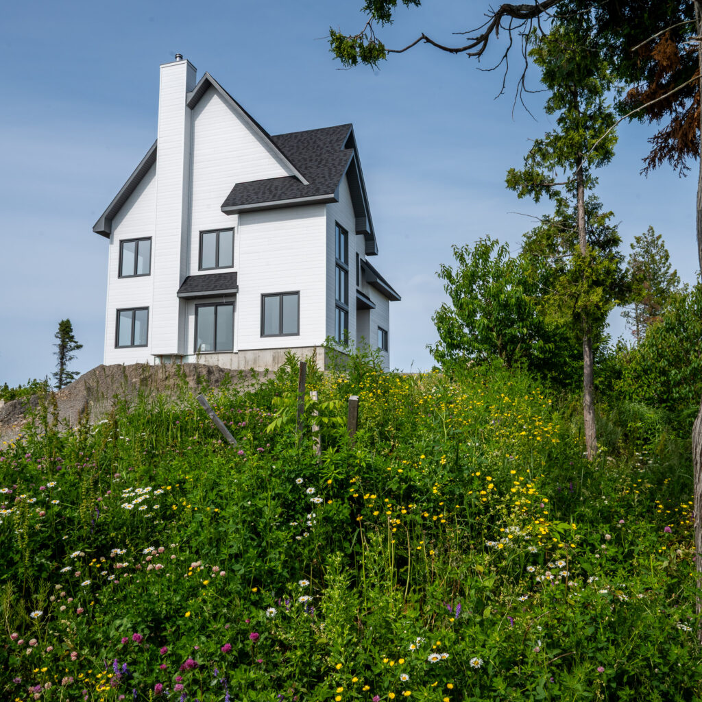 R&eacute;sidence unifamiliale sur mesure &agrave; flanc de montagne