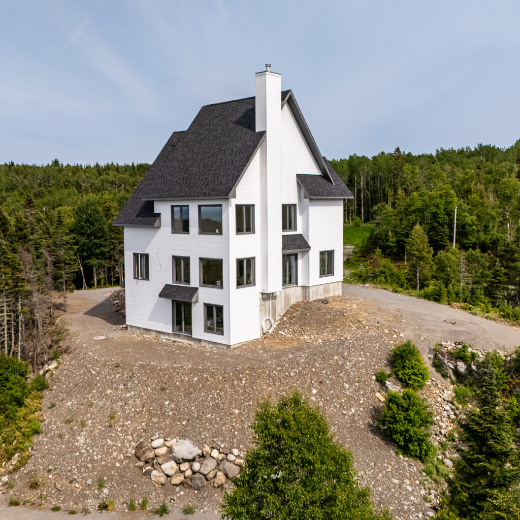 R&eacute;sidence unifamiliale sur mesure &agrave; flanc de montagne