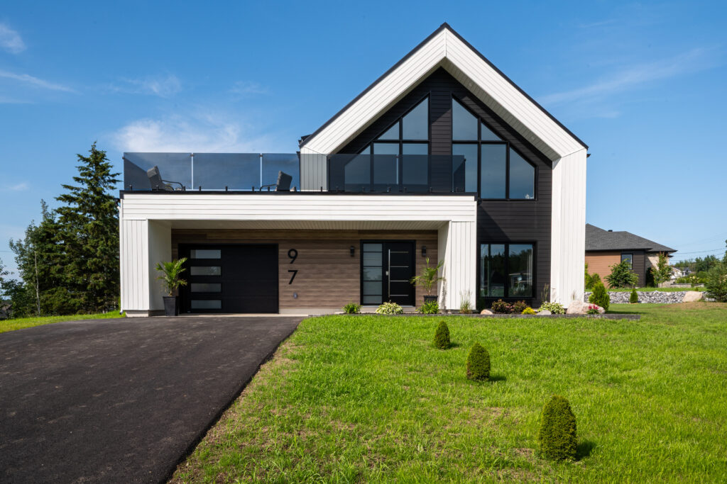 R&eacute;sidence unifamiliale avec terrasse sur&eacute;lev&eacute;e