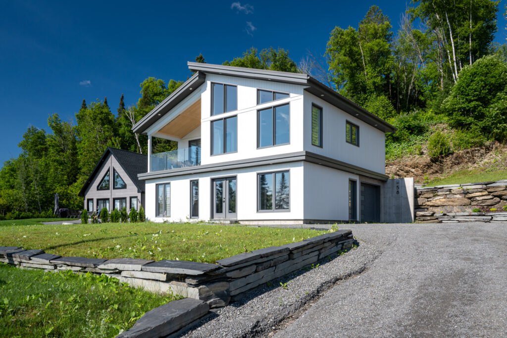 R&eacute;sidence unifamiliale contemporaine avec garage int&eacute;gr&eacute;
