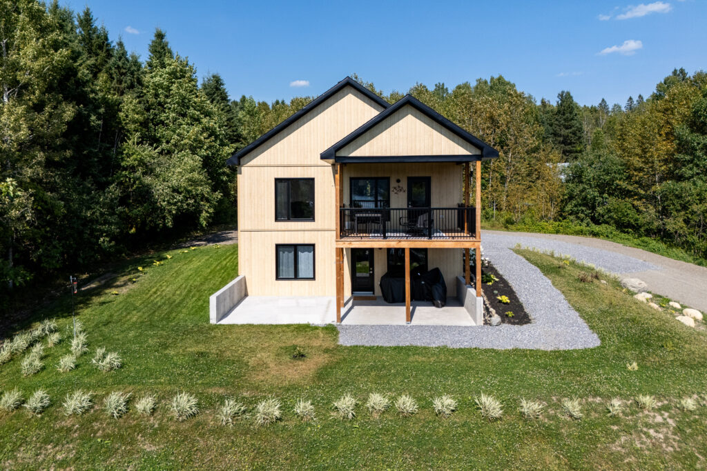 R&eacute;sidence unifamiliale contemporaine en lisi&egrave;re de for&ecirc;t