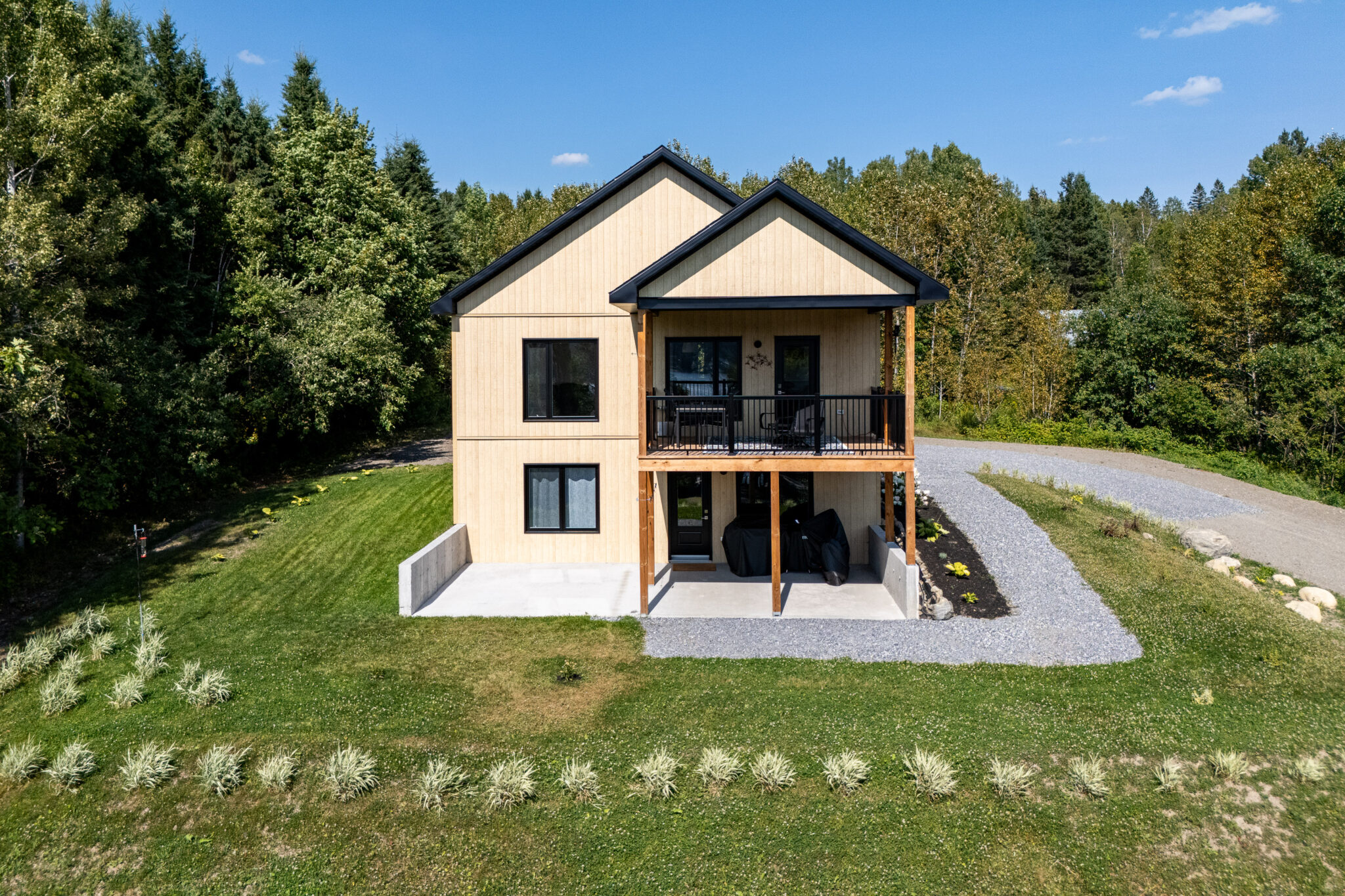 R&eacute;sidence unifamiliale contemporaine en lisi&egrave;re de for&ecirc;t