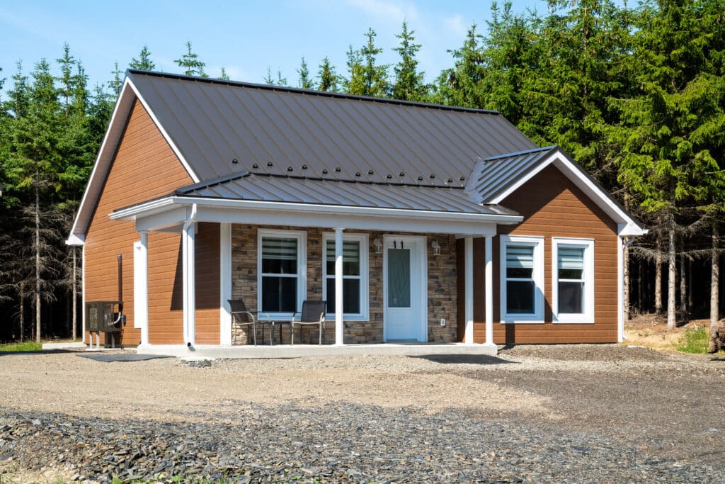 Maison unifamiliale contemporaire pr&eacute;fabriqu&eacute;e